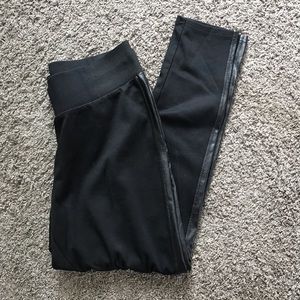 Leggings with leather detail